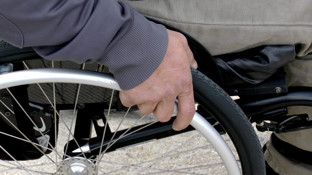 車椅子の車輪を持つ車椅子ユーザーの手元