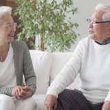 高齢の夫婦が談笑する