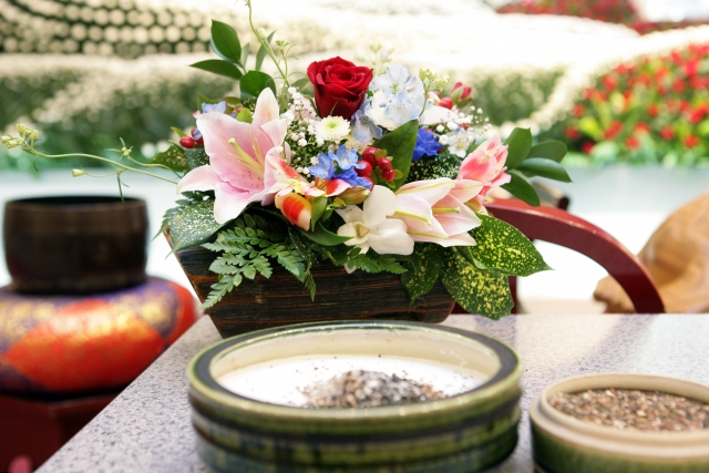 葬儀の香炉と花