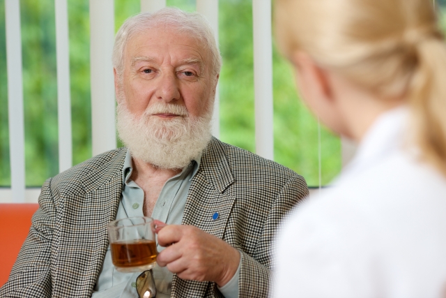 お茶を飲む高齢の外国人男性