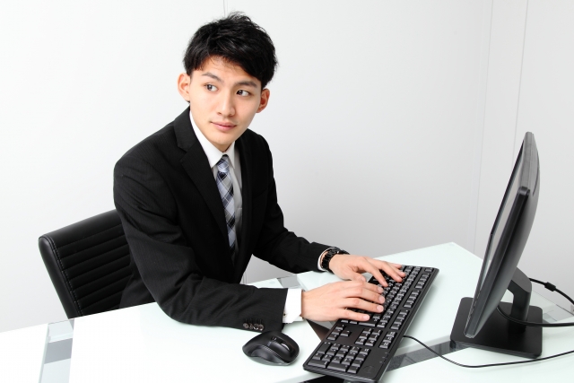 パソコンで作業する若いビジネスマン