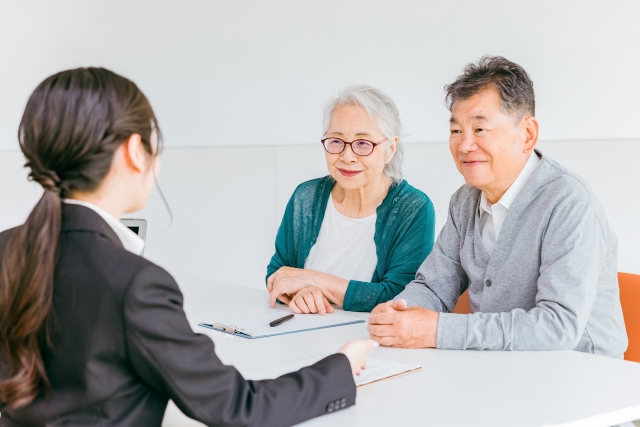 生活相談員に相談をする高齢者