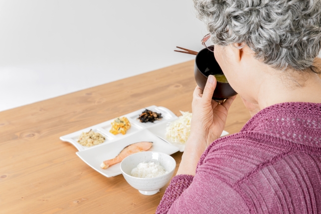 食事している高齢女性