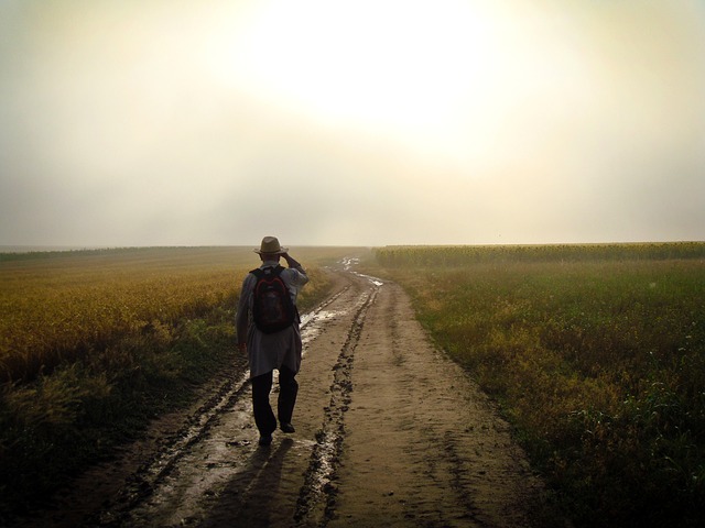 一人旅をする男性