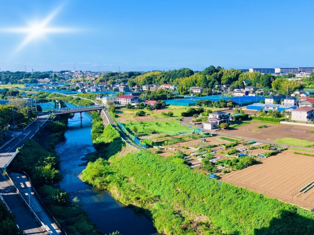 田舎の街並みと煌めく太陽