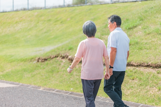 ウォーキングする高齢夫婦の後ろ姿