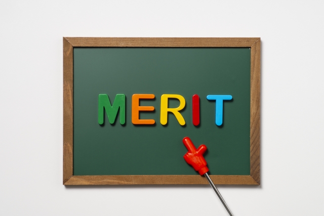 黒板にMERITの文字と指示棒