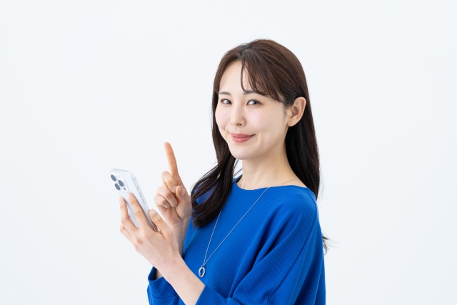 スマホを使う若い女性