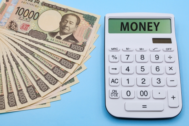 1万円札と電卓