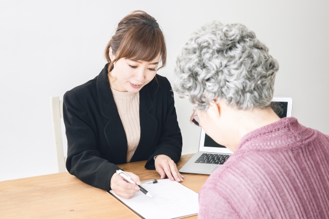 スーツ姿の女性と高齢者
