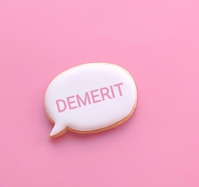 DEMERITと書かれたアイシングクッキー