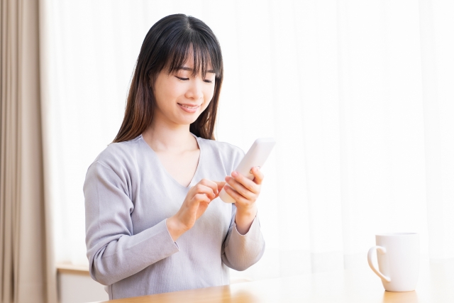 電話をかけようとしている女性