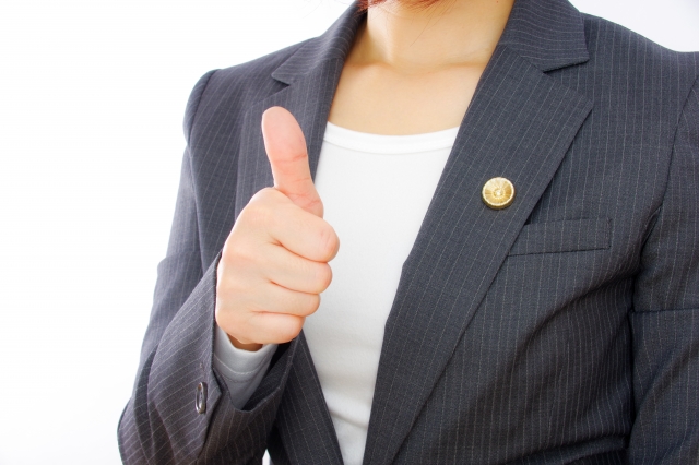 グッドポーズをする女性弁護士