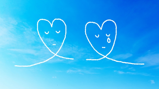 青空に2つの泣き顔のハート