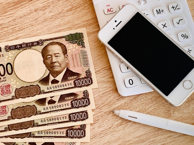 一万円札と電卓とスマホ