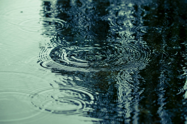 地面に落ちる雨粒