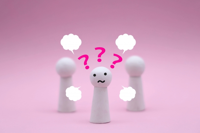 怒りながら疑問に感じる人形