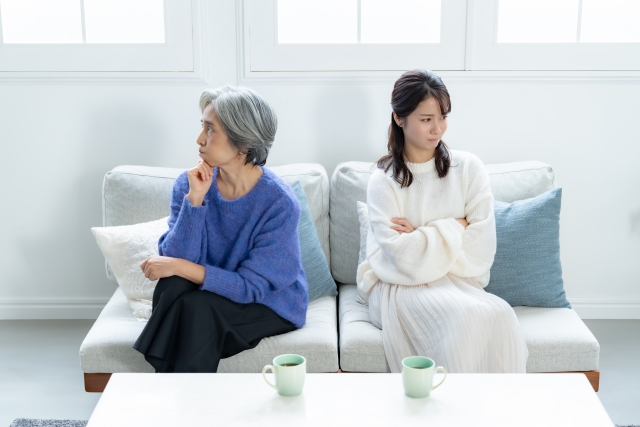 ソファで背を向けあう母親と娘