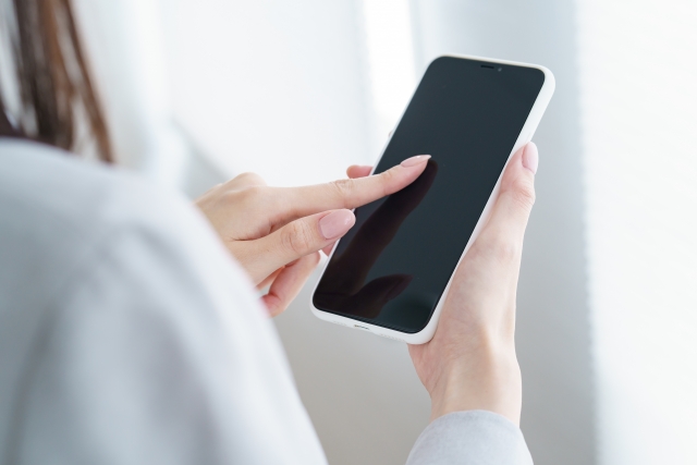 スマートフォンを操作する女性