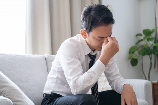 頭を抱える男性