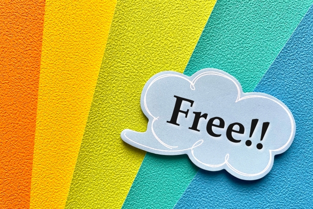 虹色の紙の上にfreeの文字が書かれたフキダシ