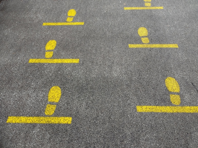 アスファルトに書かれた足形