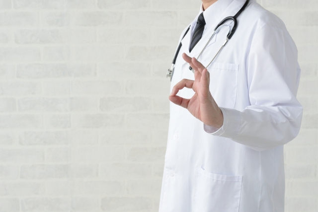 指でOKマークを作る医者