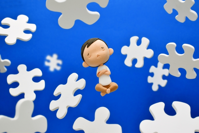 ジグソーパズルの中で悩む人