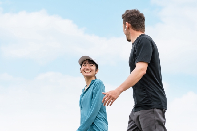 笑顔でウォーキングする男女