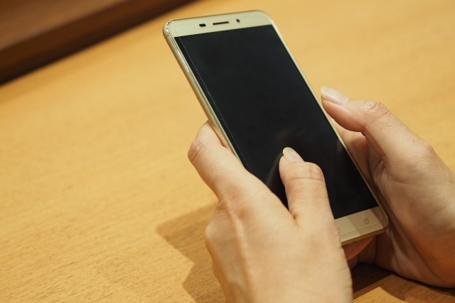 スマホを持つ手