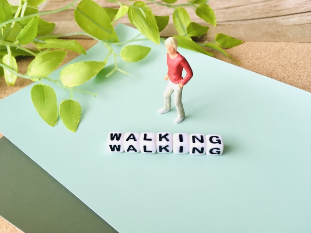 walkingと書かれたブロックとシニア人形