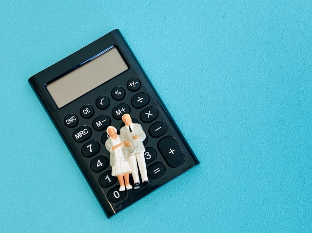 電卓と高齢夫婦の人形