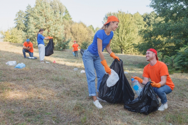 ゴミ拾いをするボランティアの男女