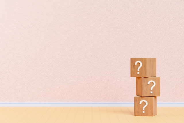 はてなマークが描かれた積み木 