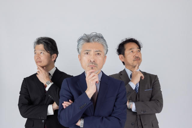 考えるハイクラスミドルビジネスパーソン