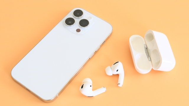 スマートフォンとワイヤレスイヤホン