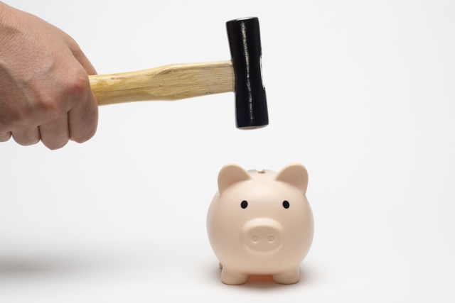 振り下ろされたハンマーと豚の貯金箱