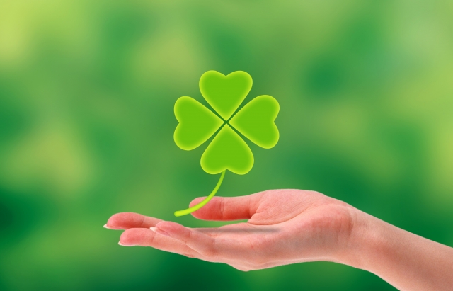 手のひらに浮かんだ四葉のクローバー