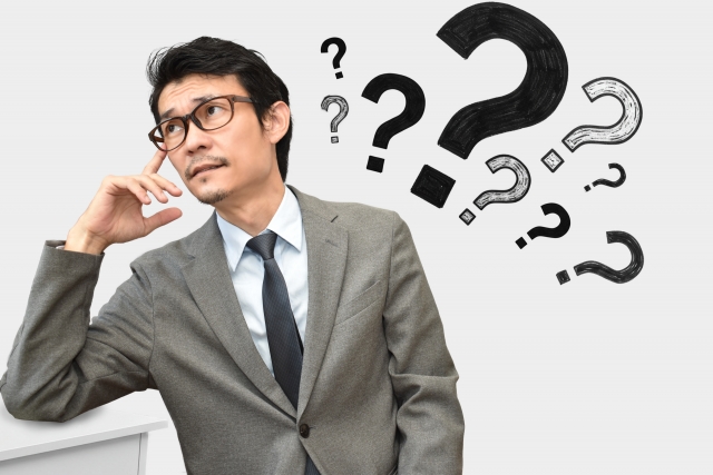 クエスチョンマークとビジネスマン