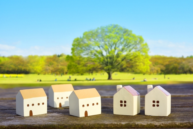 家の模型と大きな木