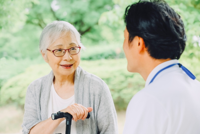 高齢者女性と男性スタッフ