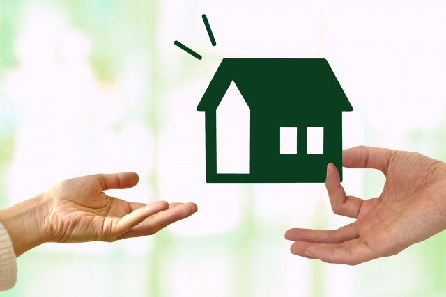 家を手渡す手と手