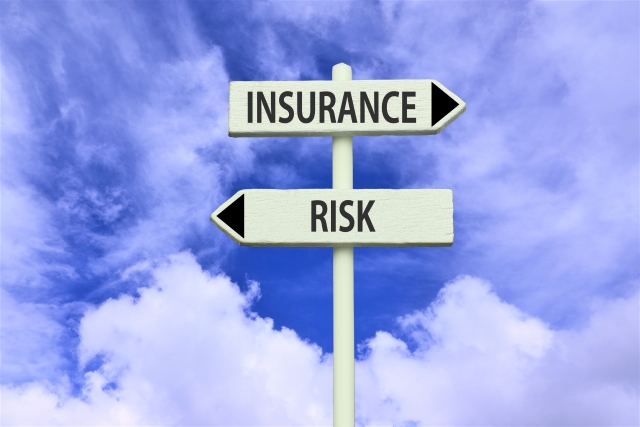 INSURACEとRISKと書かれた立て札