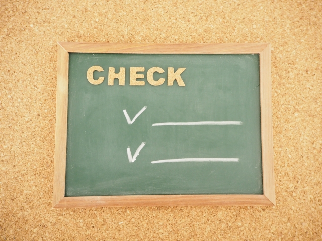 小さな黒板に書かれたチェックリスト