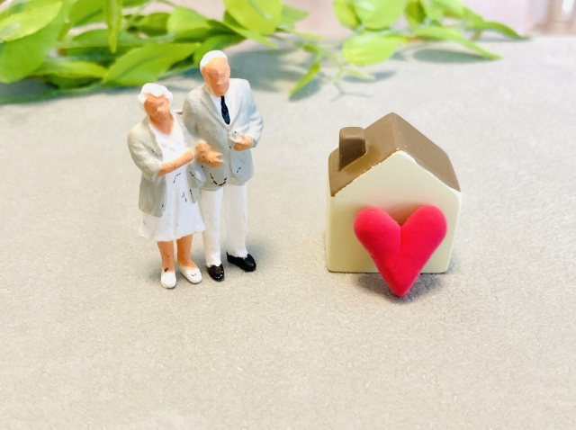 家と高齢者夫婦のミニチュア