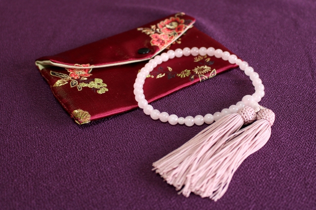 ピンクの数珠と袱紗