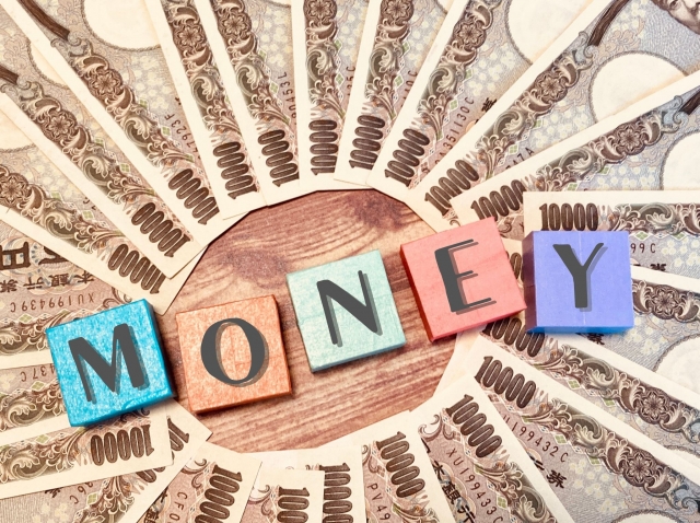 一万円札の中央にあるMONEYの文字が書かれたブロック