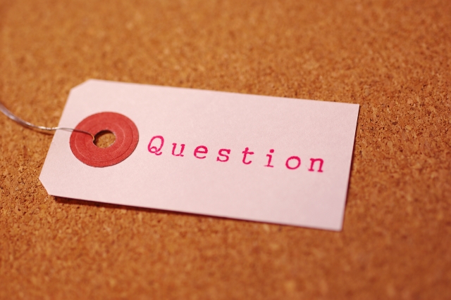 クエスチョンと書かれた荷札
