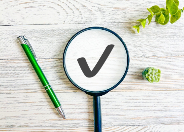 虫眼鏡の中にチェックマーク