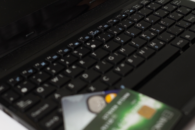 ノートパソコンとキャッシュカード